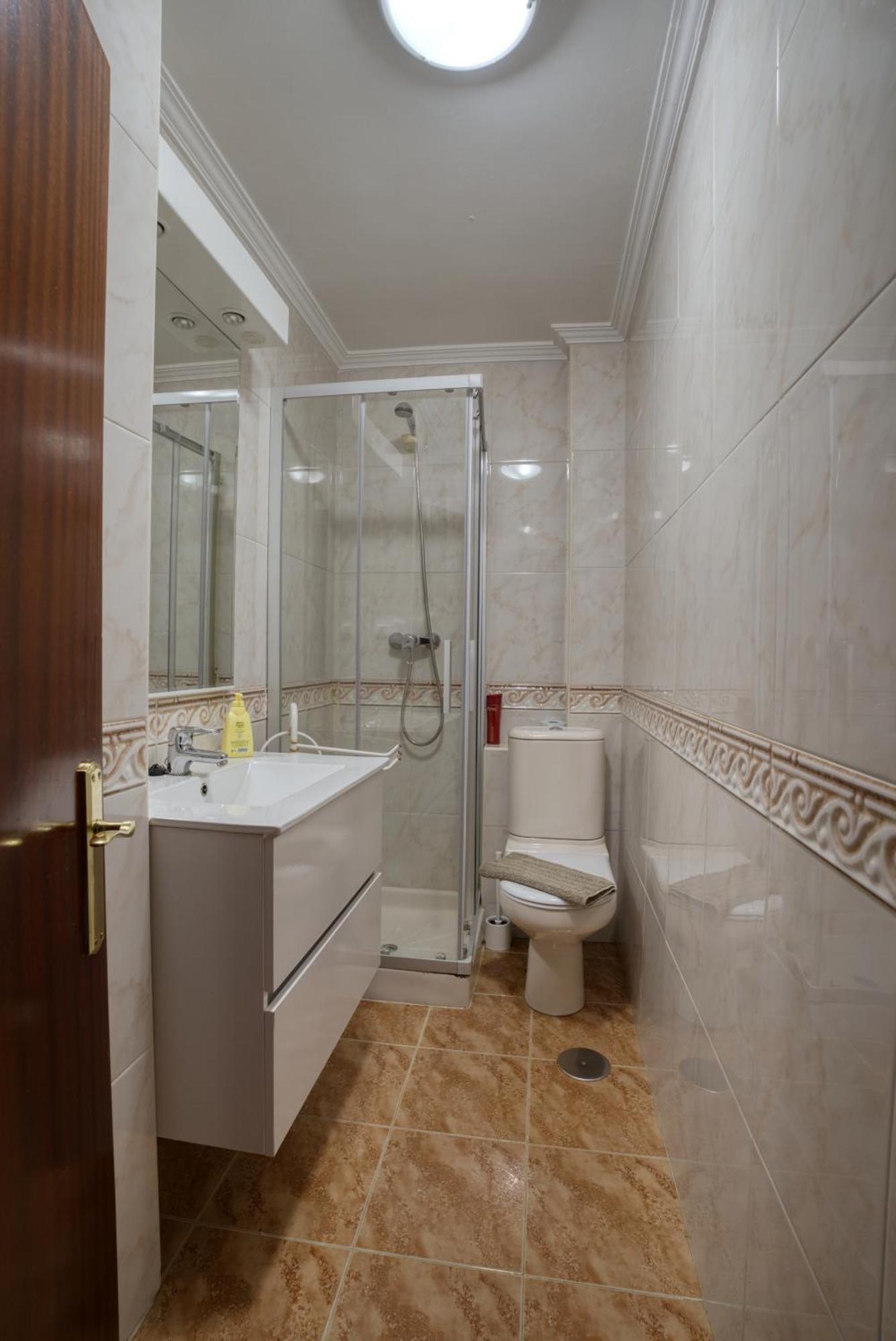 Muy Amplio, Con Wifi Y A 12 Minutos Del Centro Apartamento Gijón